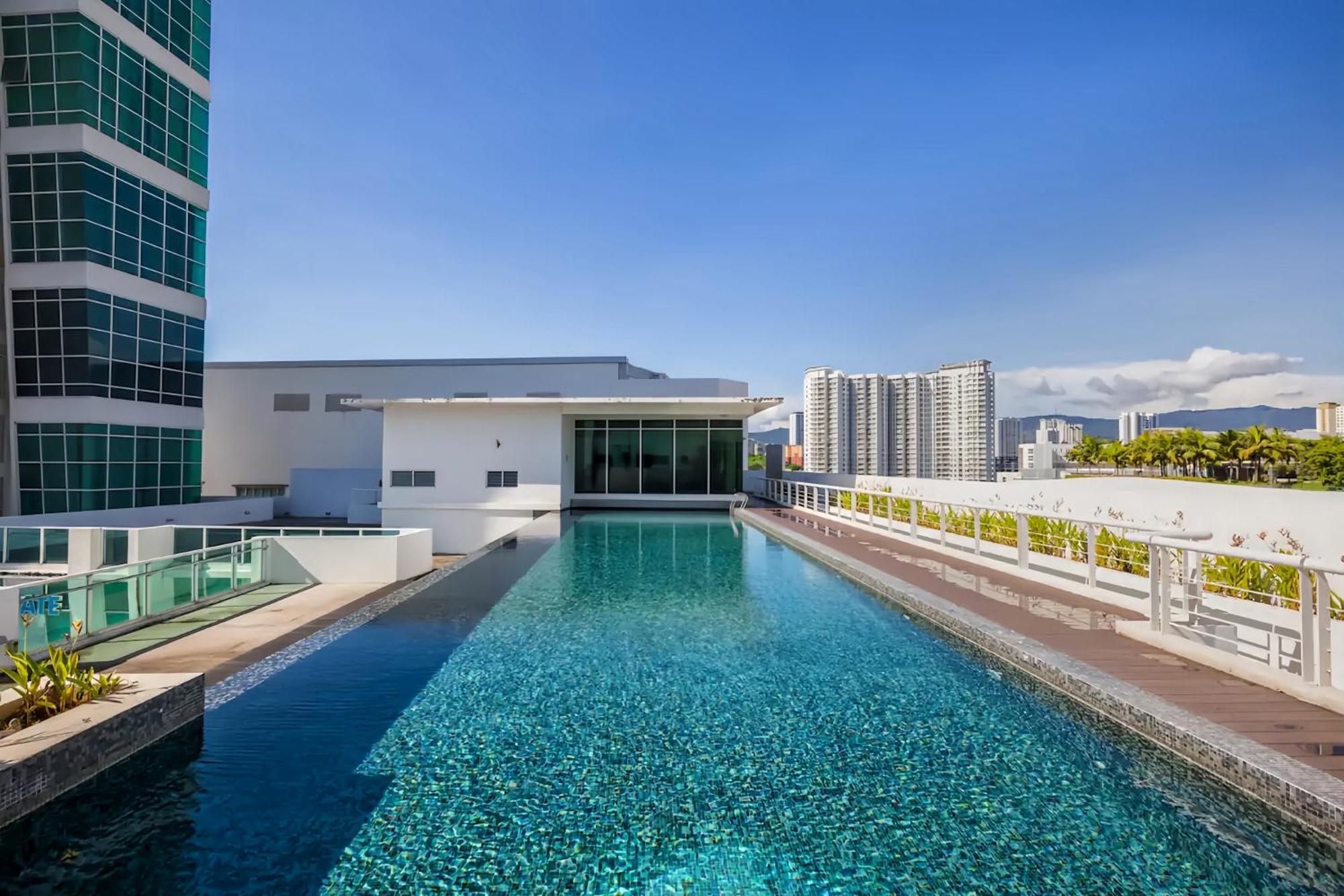Maritime Seaview Suites Penang George Town Exterior foto